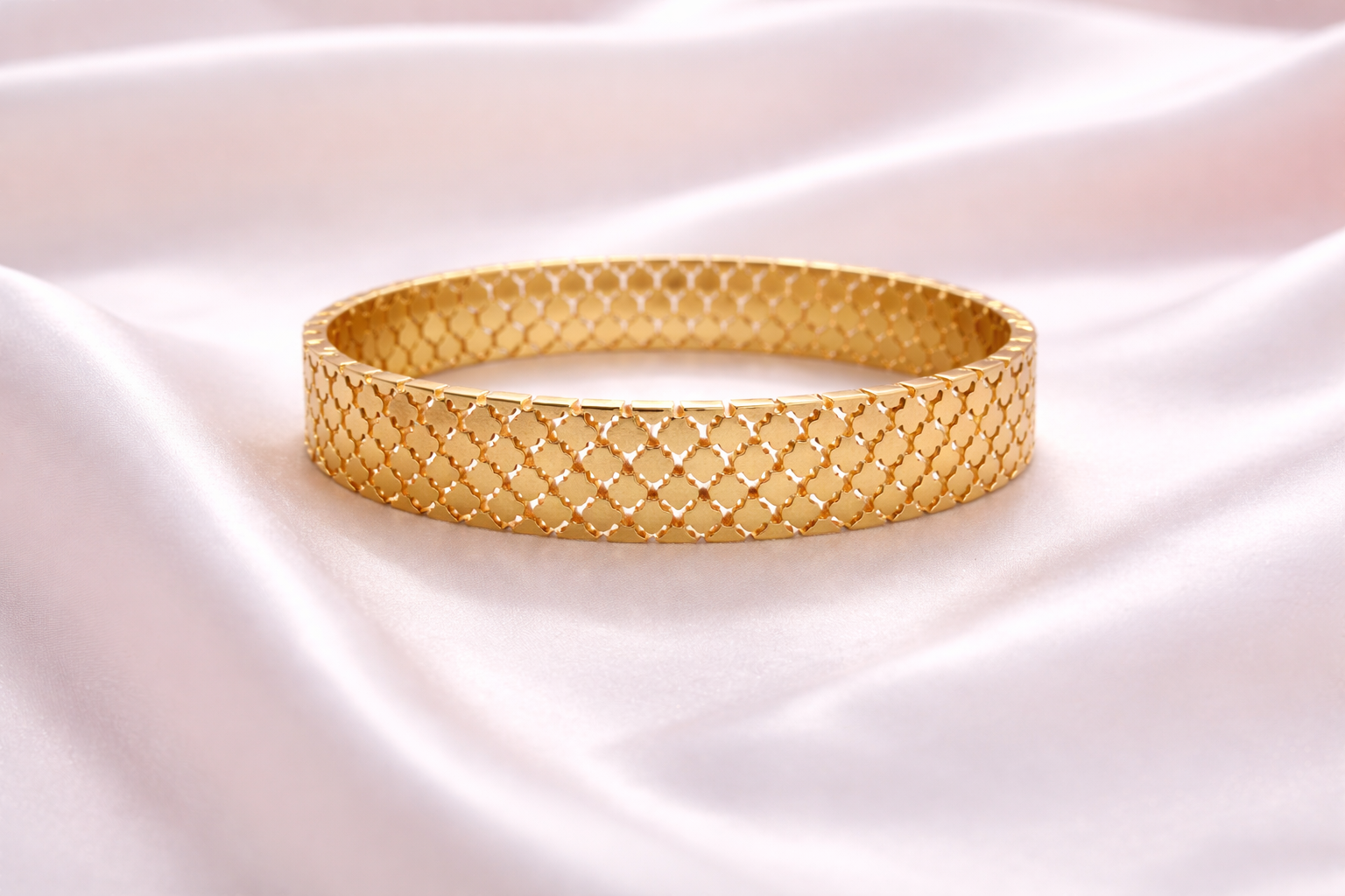 Classic Gold Mesh Bracelet with Fine Detailing